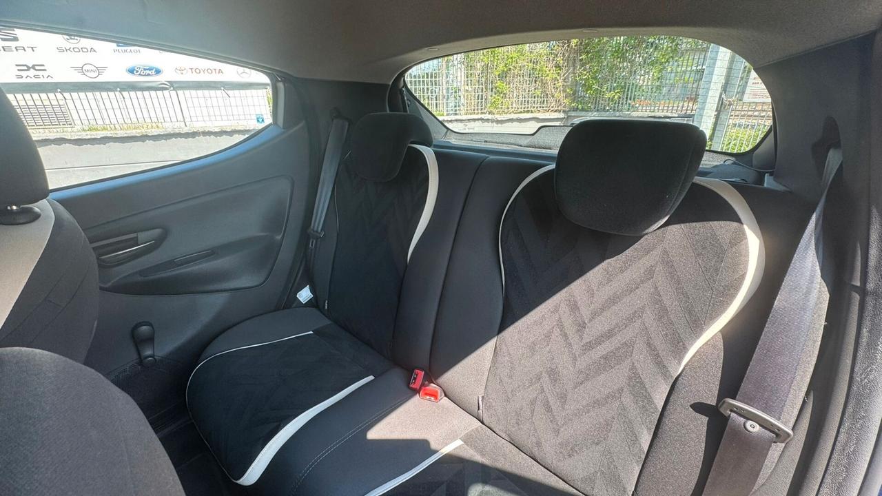 Lancia Ypsilon 0.9 TwinAir 85 CV 5 porte Metano Ecochic Platinum