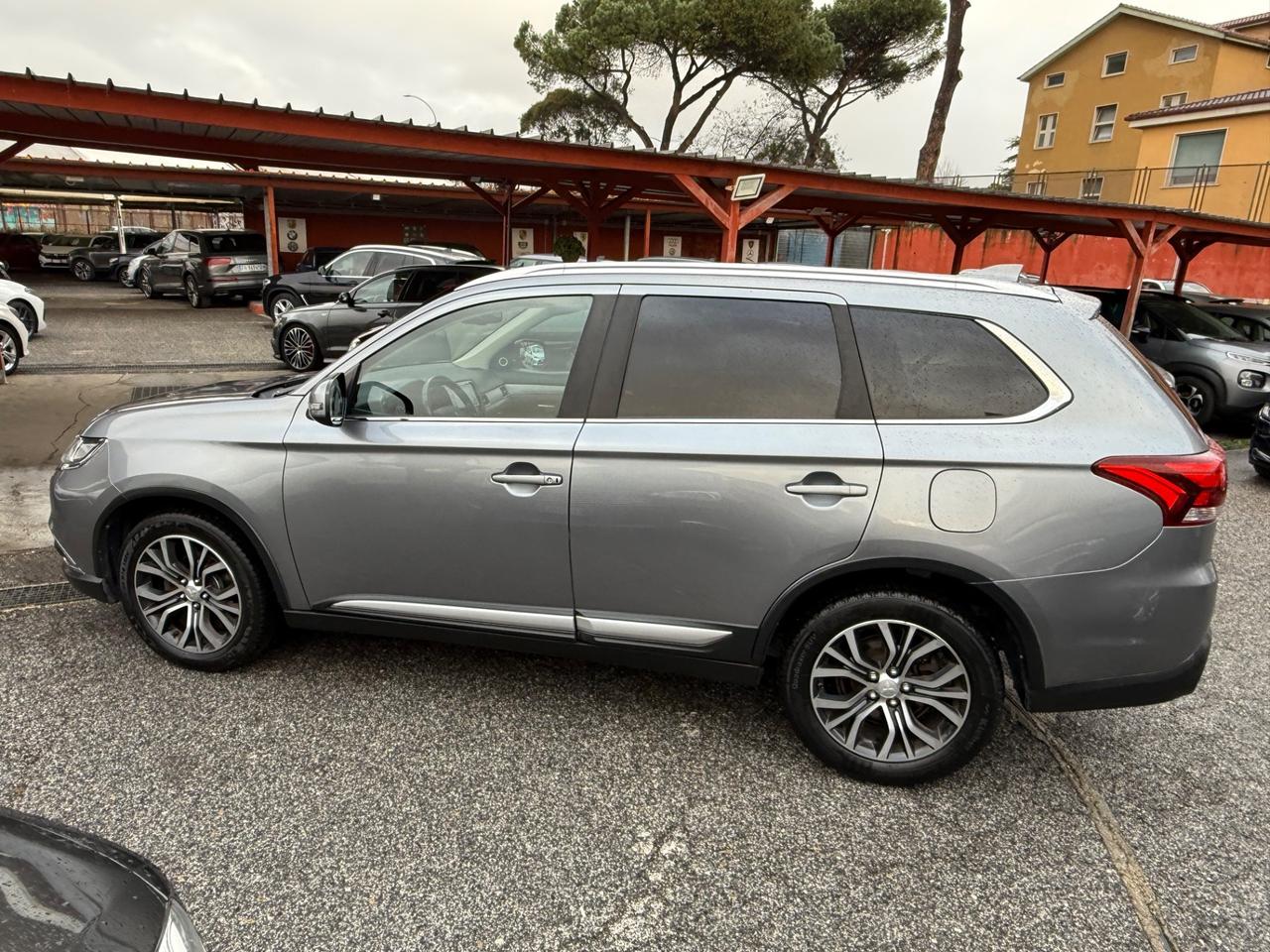 Outlander 2.2 DI-D 4x4-Instyle -7 posti-unipro-rate-E6