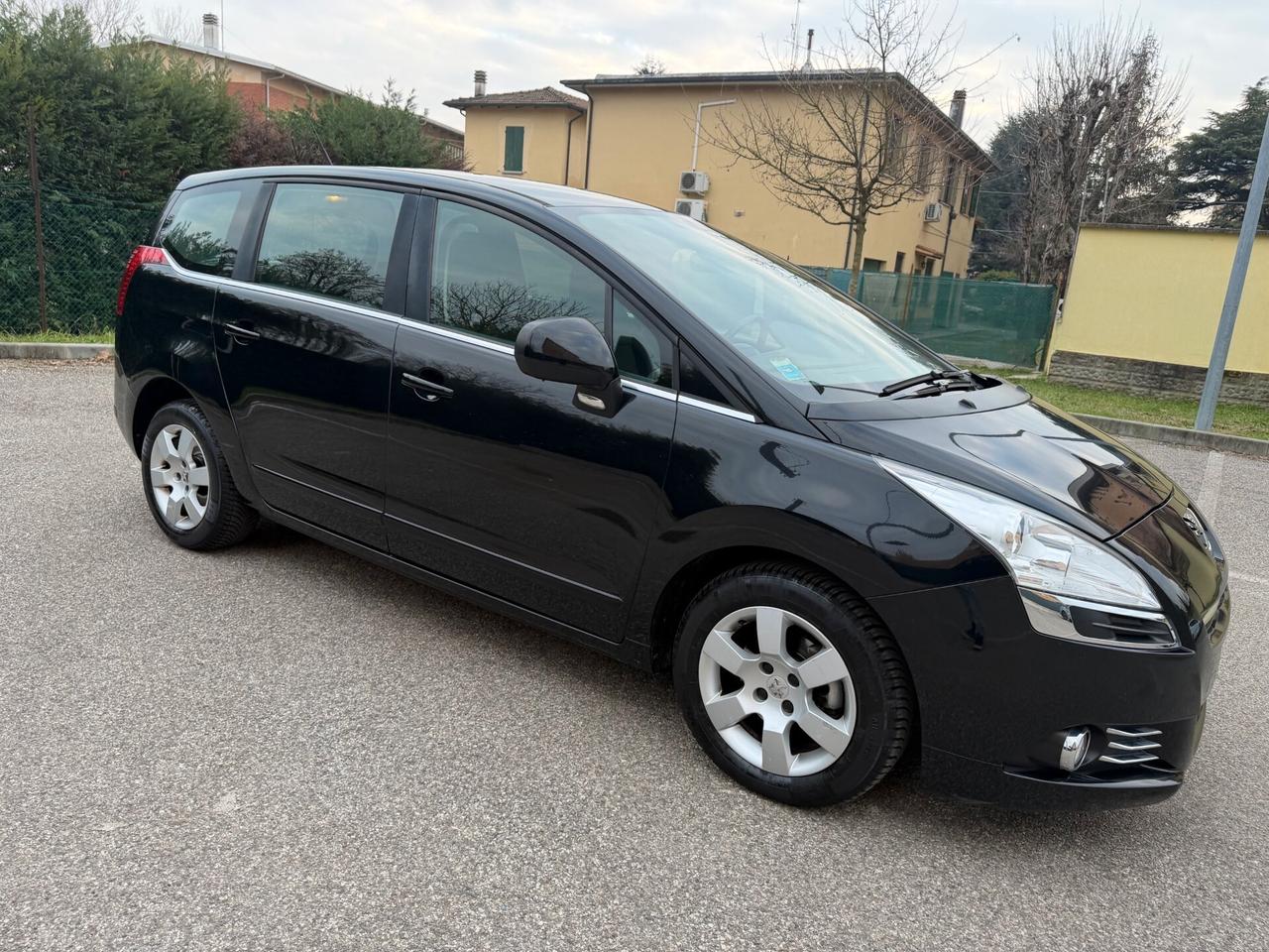 Peugeot 5008 1.6 hdi - NEOP. - 12 MESI DI GARANZIA -