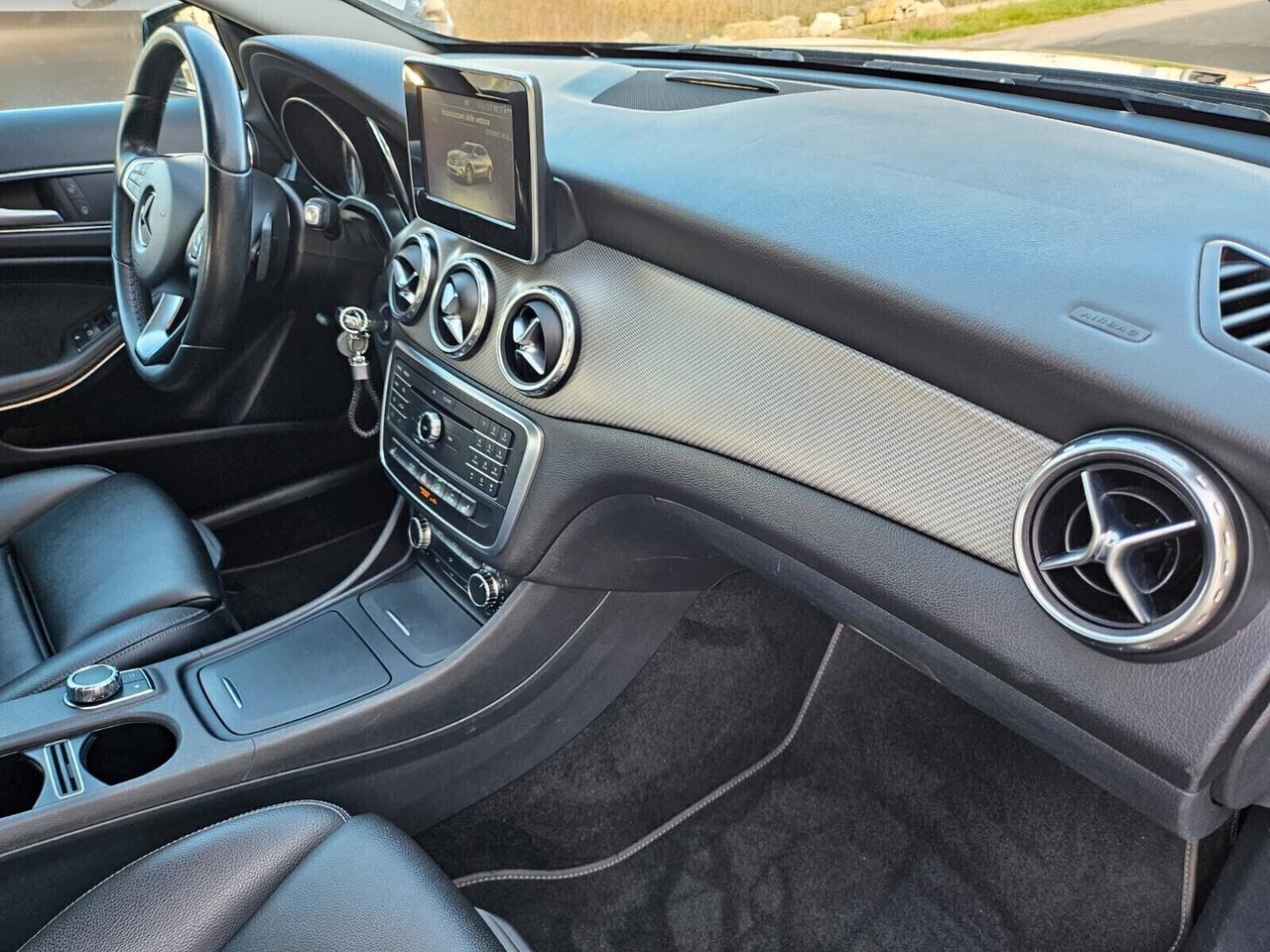 Mercedes-benz GLA 180 Executive 1.6 BENZ NAVI XENON SENSORI SEDILI RISCAL