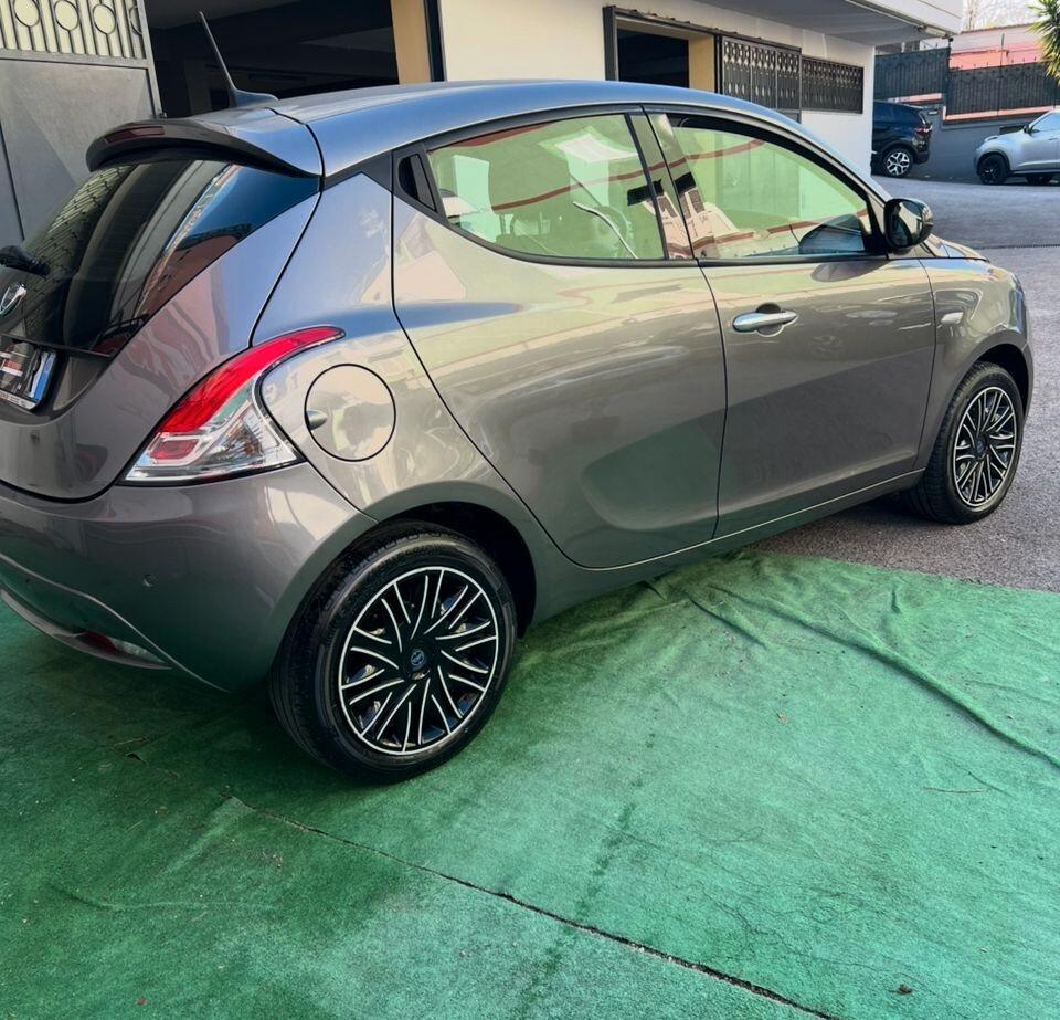 Lancia Ypsilon 1.0 FireFly 5 porte S&S Hybrid Ecochic Gold