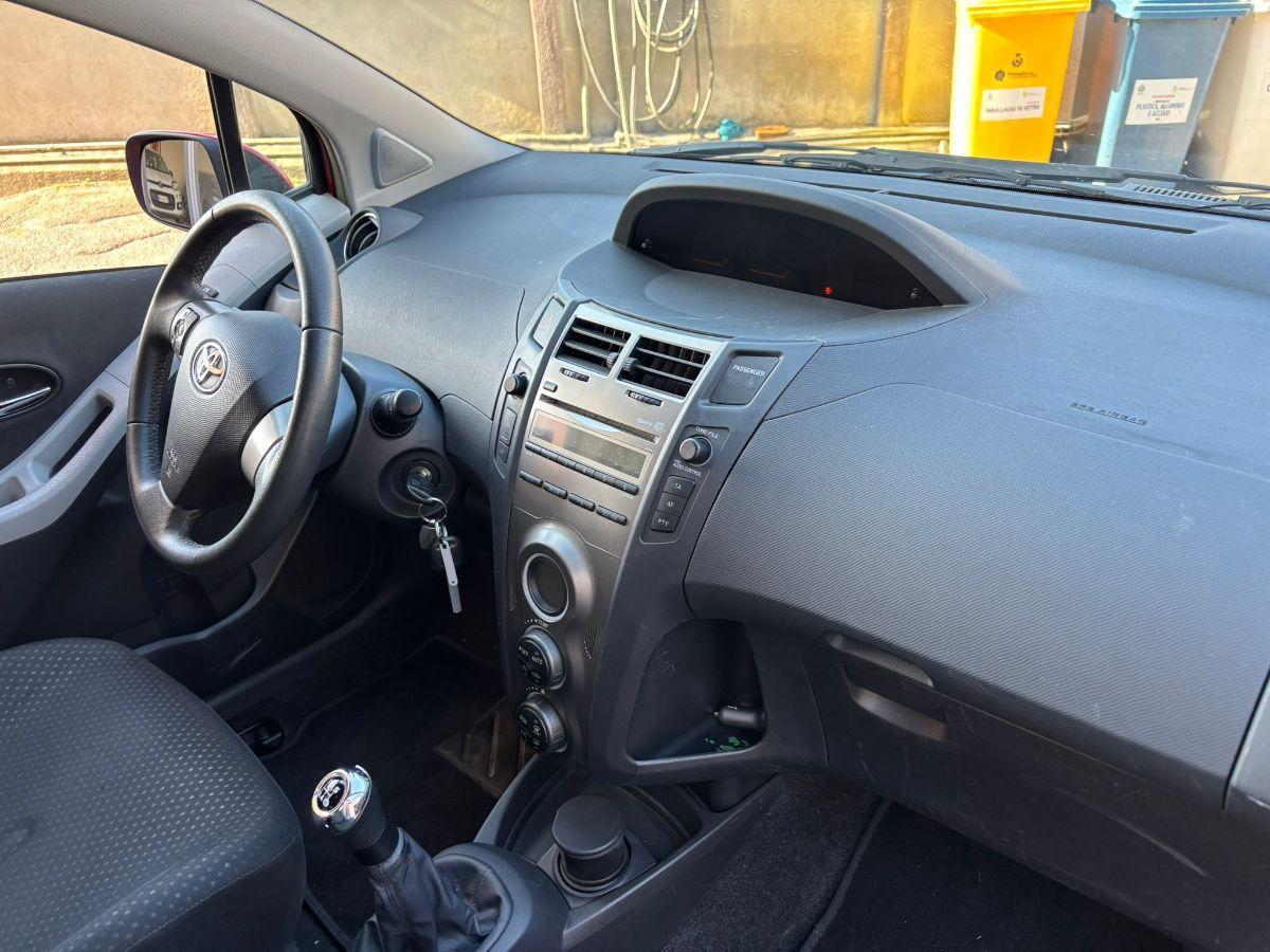 TOYOTA Yaris 1.0 5p. Sol