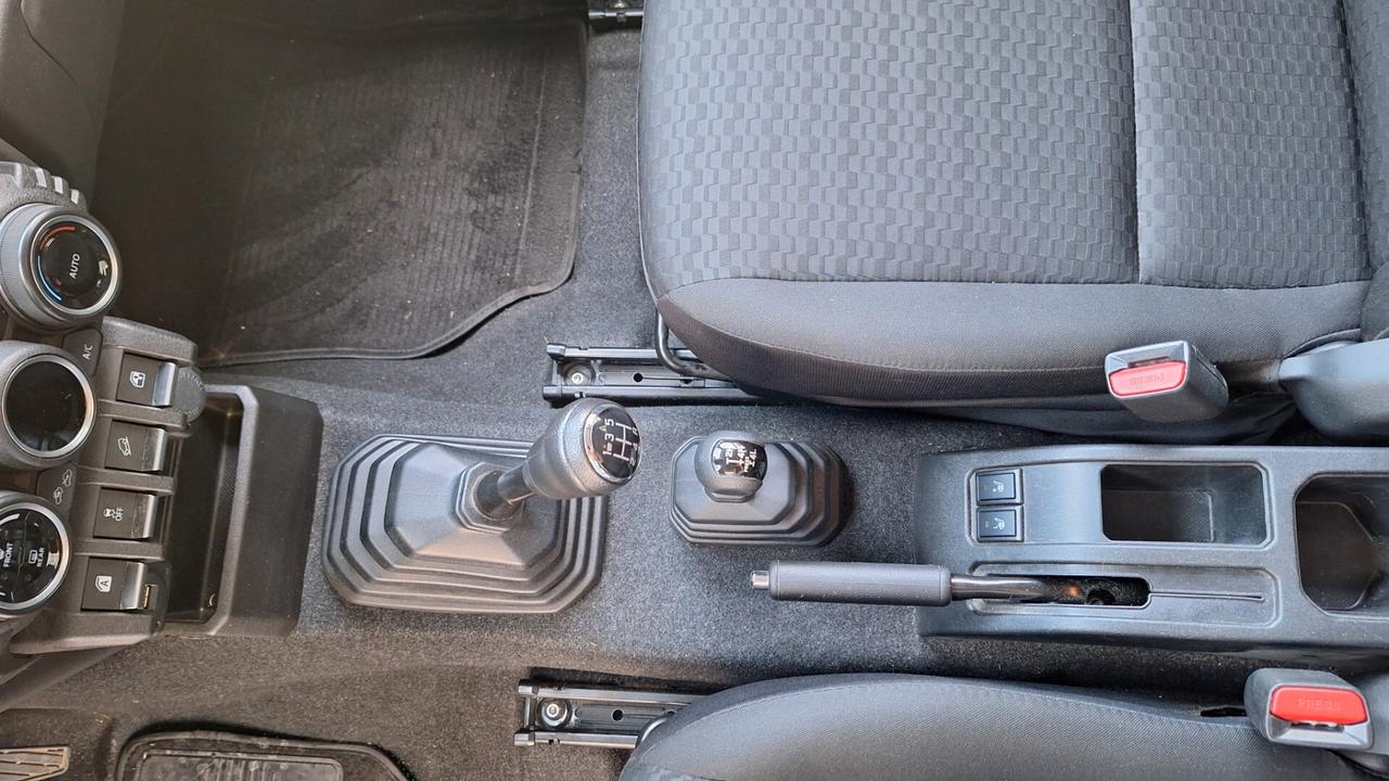 Suzuki Jimny 1.5 5MT Top