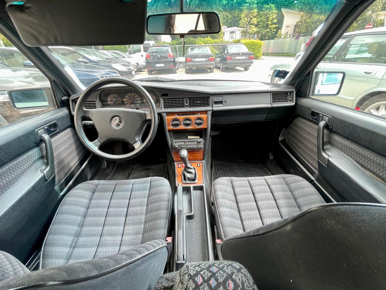 Mercedes-benz 190 2.5 diesel DA VETRINA