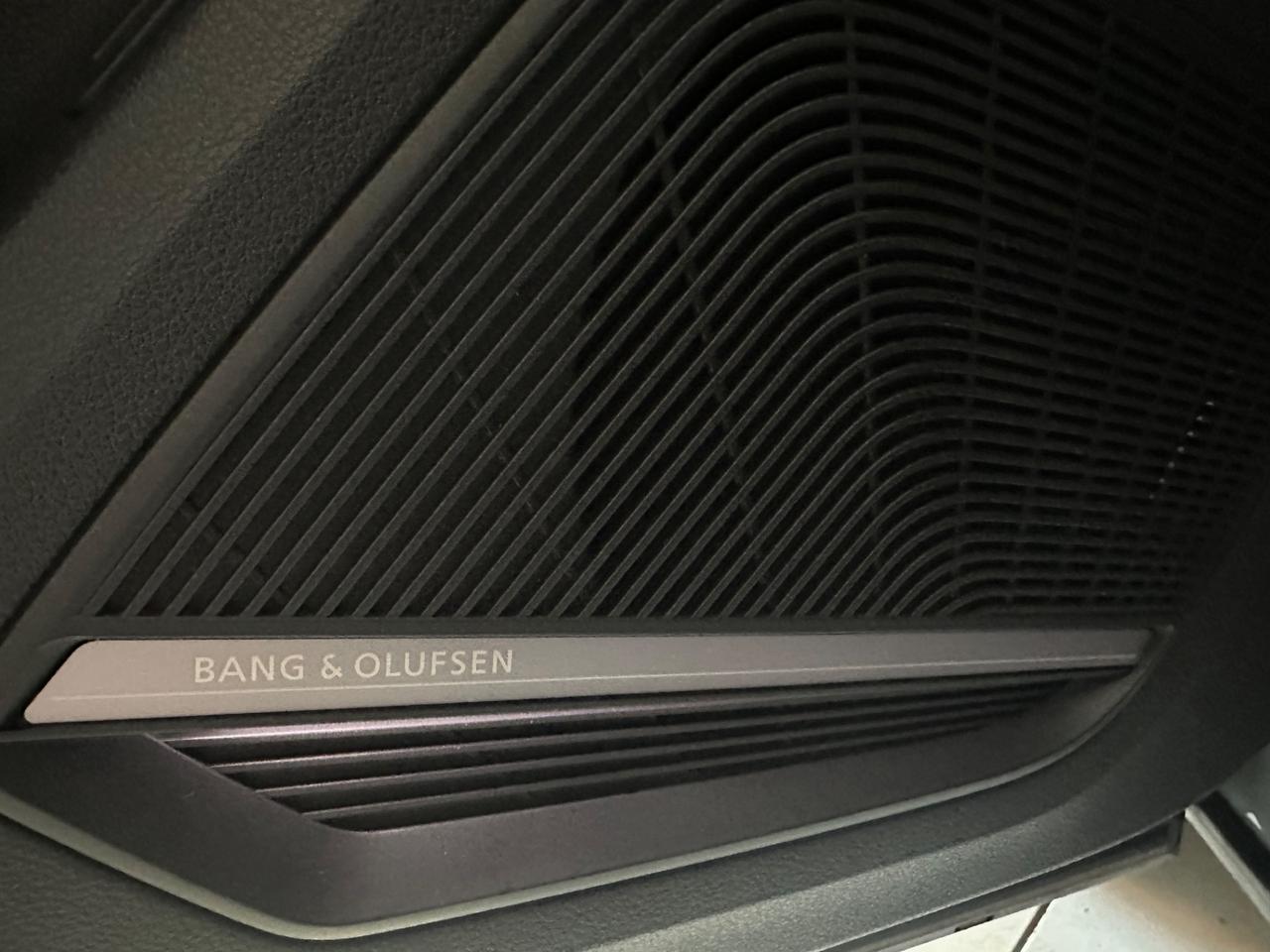 Audi Q2 35 TDI S tronic Identity Black