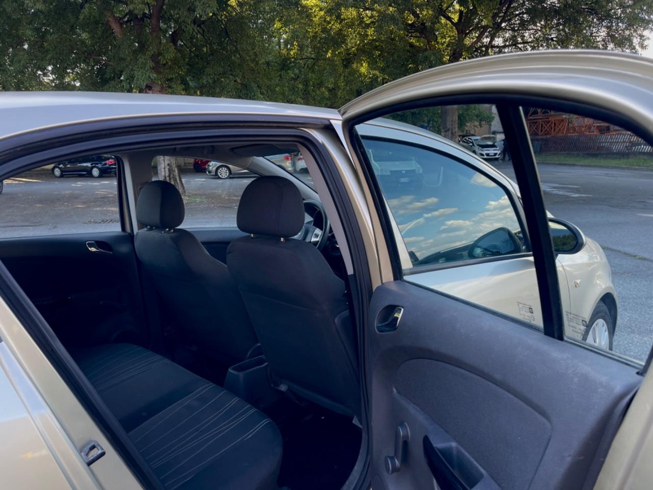 Opel Corsa 1.2 5 porte Cosmo per Neopatentati