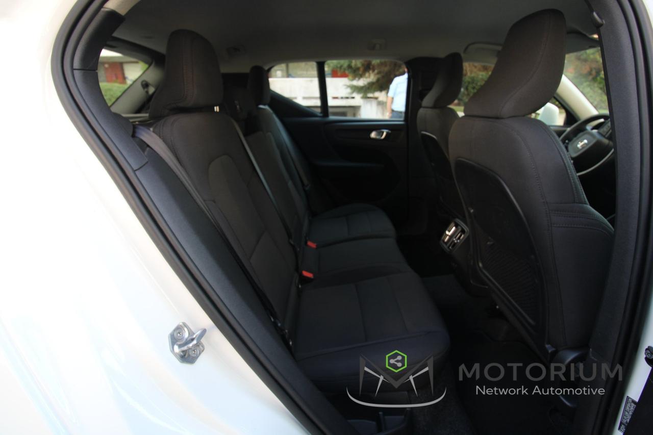 VOLVO XC40 MOMENTUM