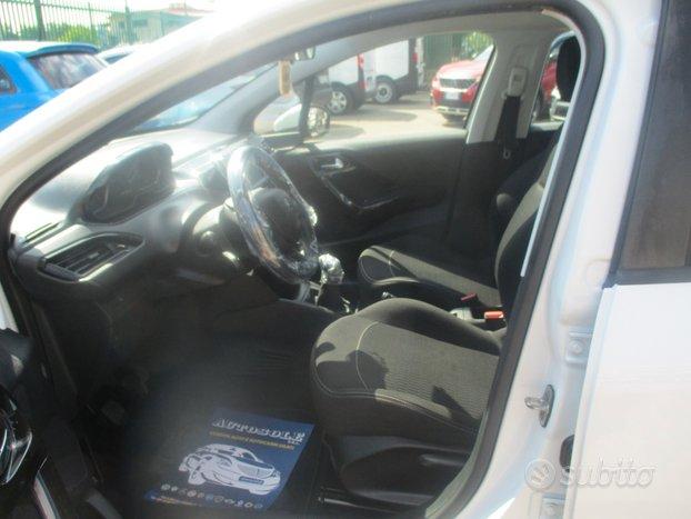 Peugeot 208 Peugeot 208 208 PURE TECH 1.2 BENZ 82