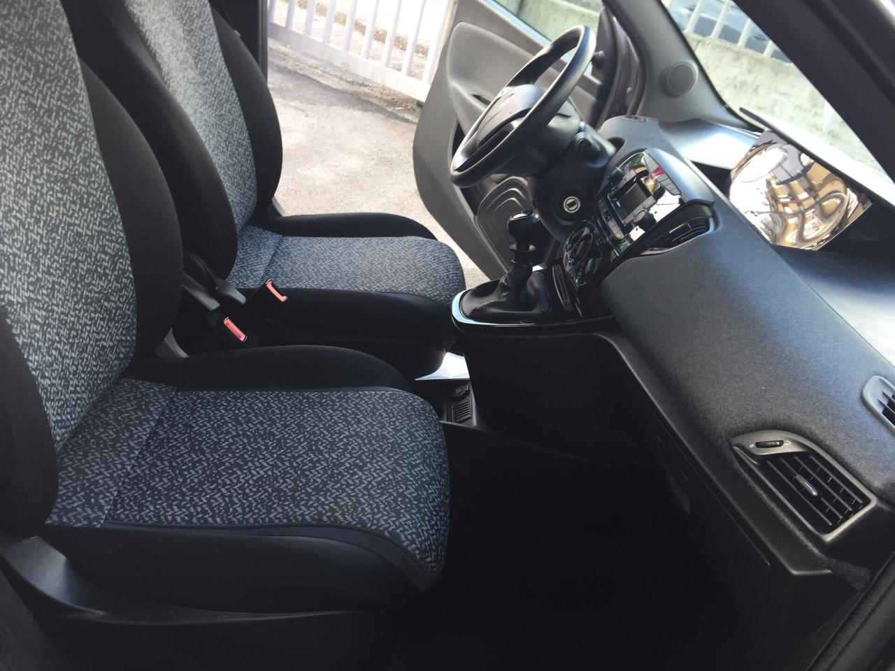 Lancia Ypsilon 1.0 FIREFLY ECOCHIC S&S HYBRID 5P. SILVER X NEOPATENTATI