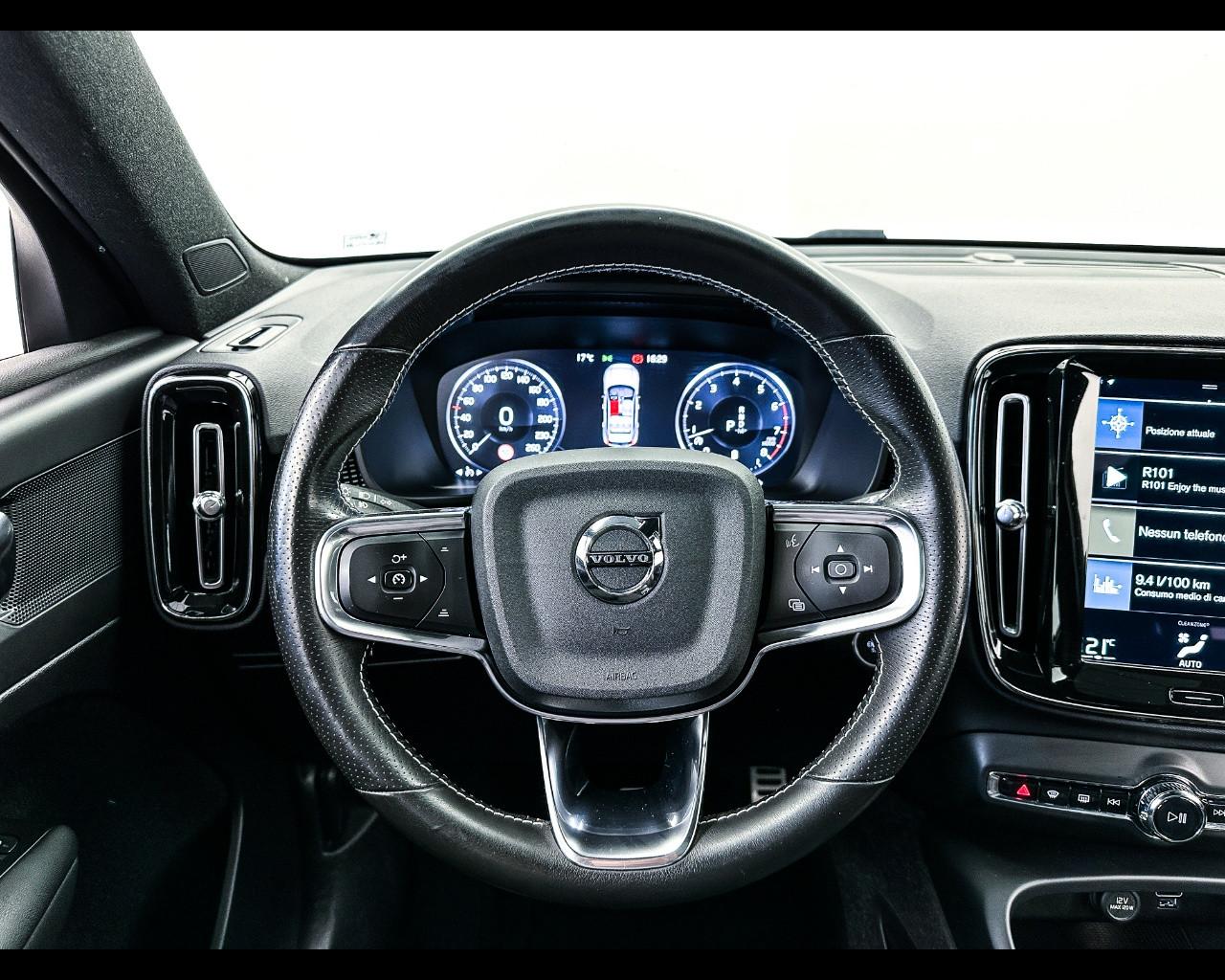 VOLVO XC40 (2017-->) - XC40 B5 AWD Geartronic R-design