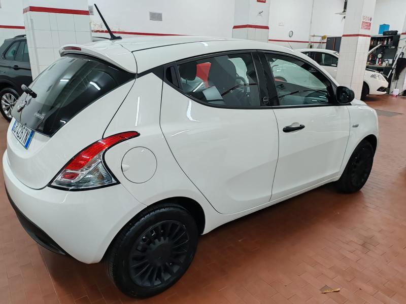 Lancia YPSILON HYBRID "SOLO 10.000 KM"