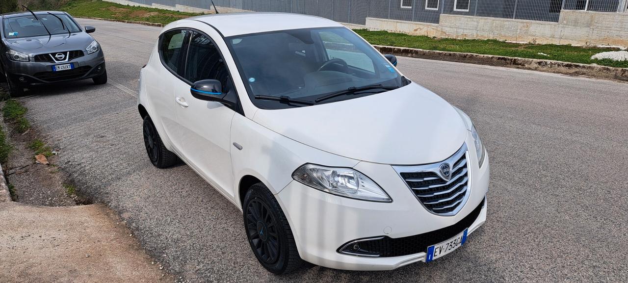 Lancia Ypsilon 0.9 TwinAir 85 CV 5 porte Metano Ecochic Silver