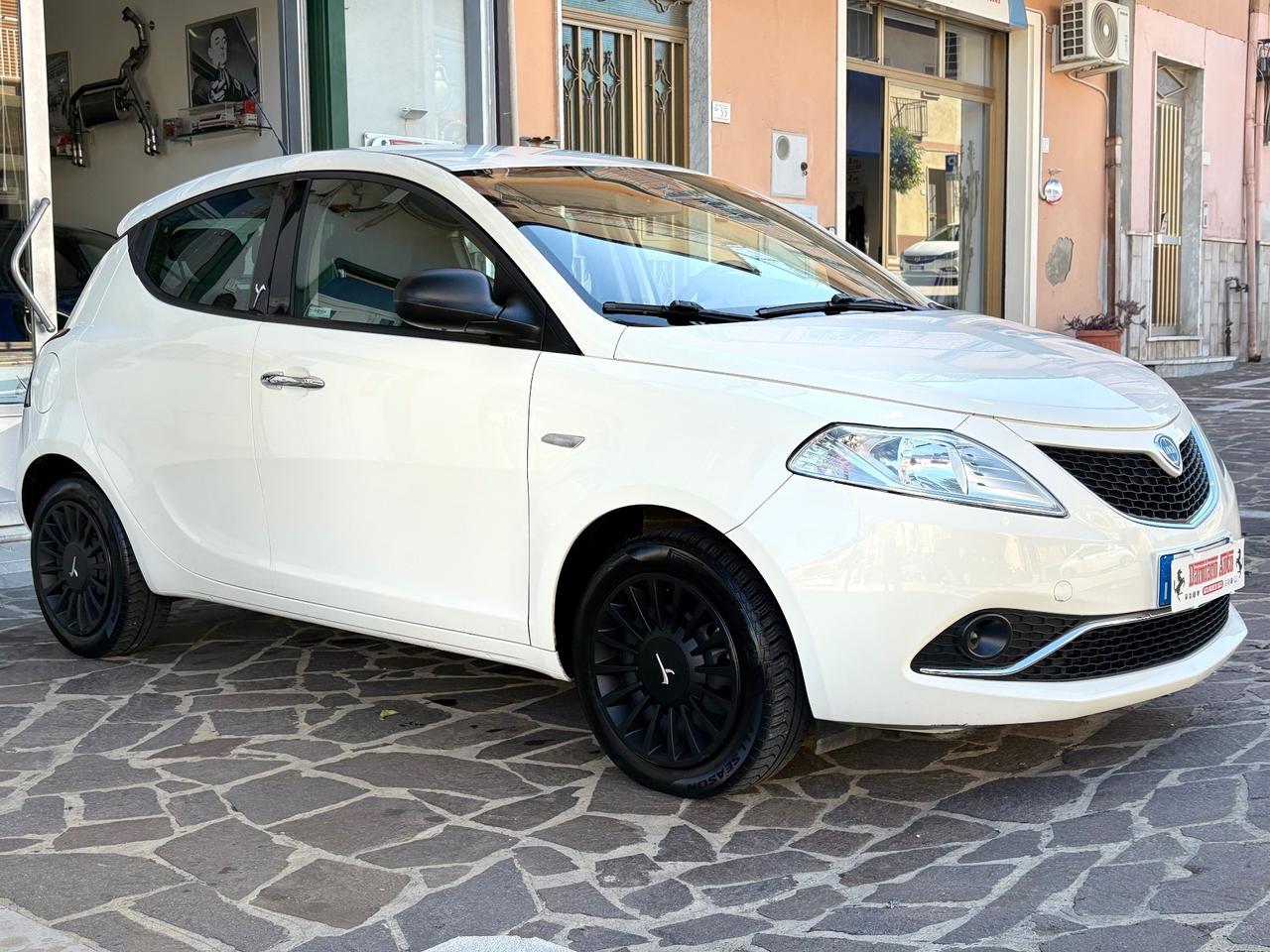 Lancia Ypsilon 1.2 69 CV 5P Gold UCONNECT Blue&Me