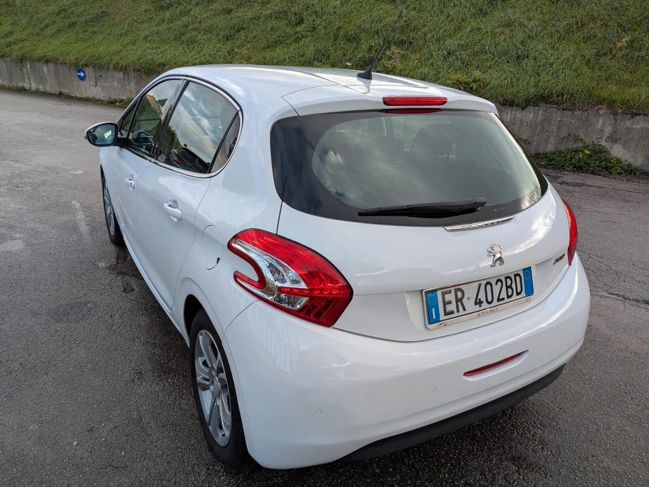 Peugeot 208 1.4 HDi 68 CV 5 porte Allure