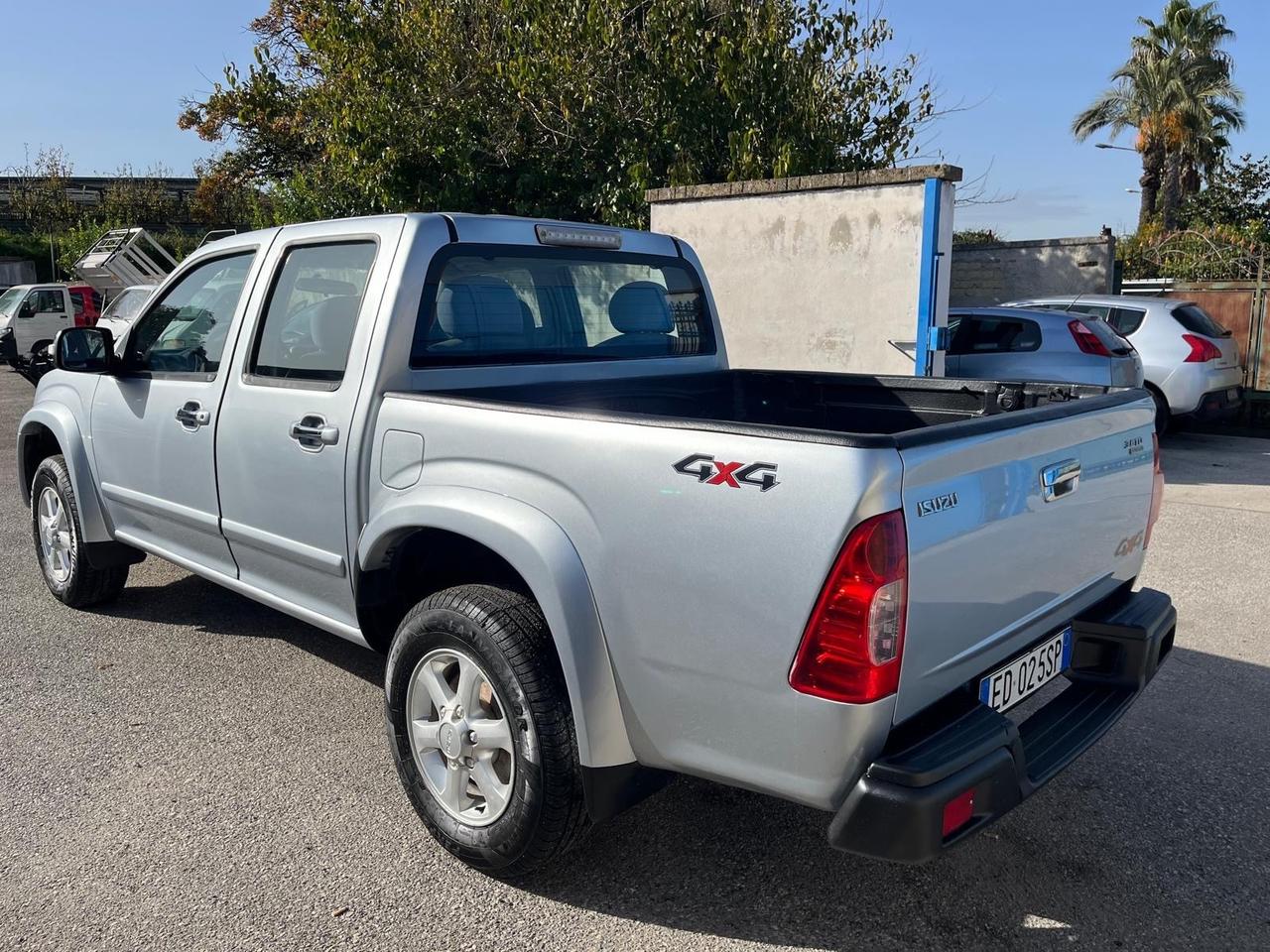 IsuzuD-Max-3.0T.D-4WD/4P-c.aut-km135000-2010