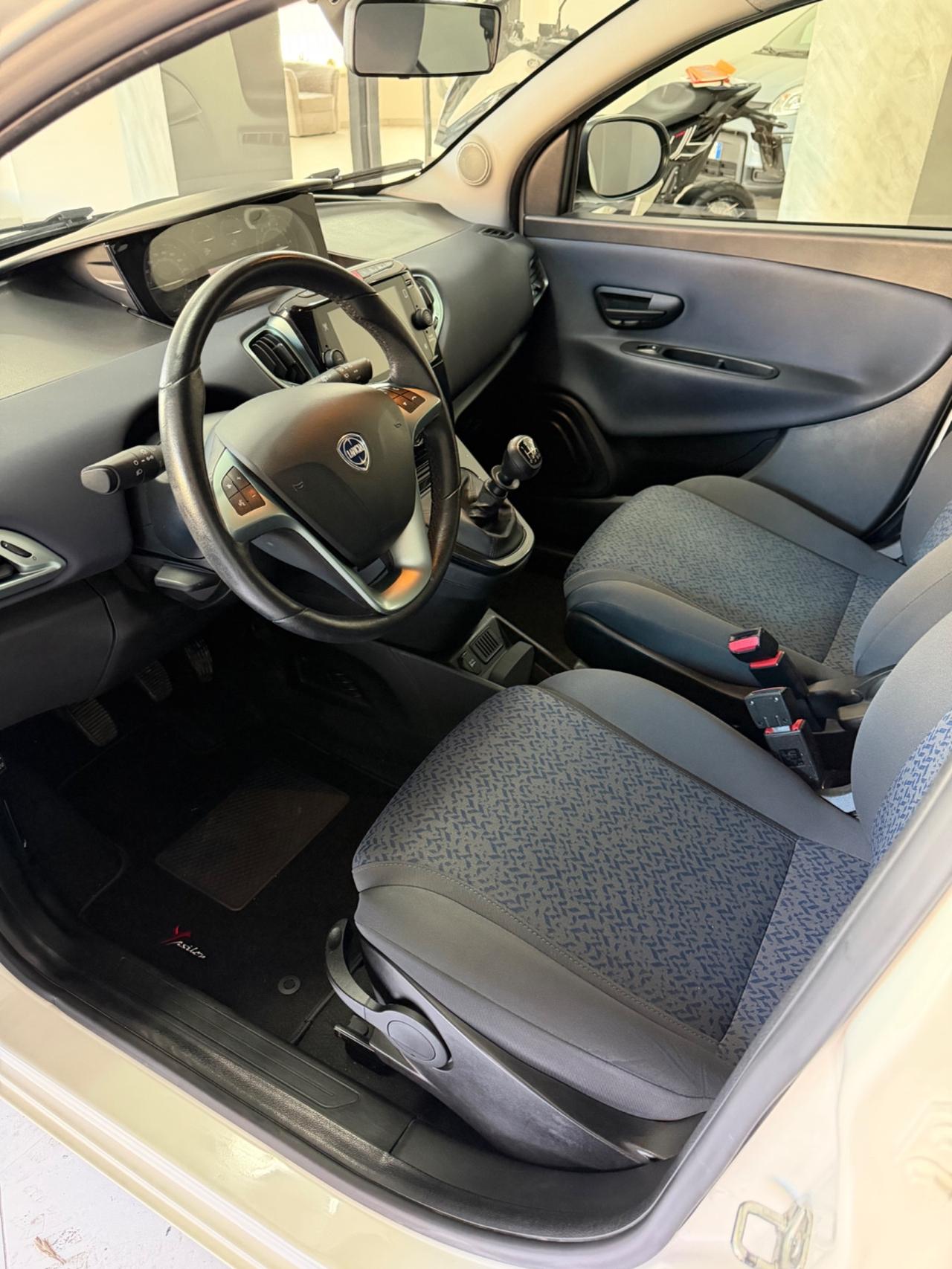 Lancia Ypsilon 1.0 Hibrid GPL
