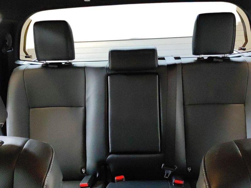 Toyota Hilux Hilux 2.4 D A/T 4WD 4 porte Invincible + CHIUSURA CASSONE SCORREVOLE