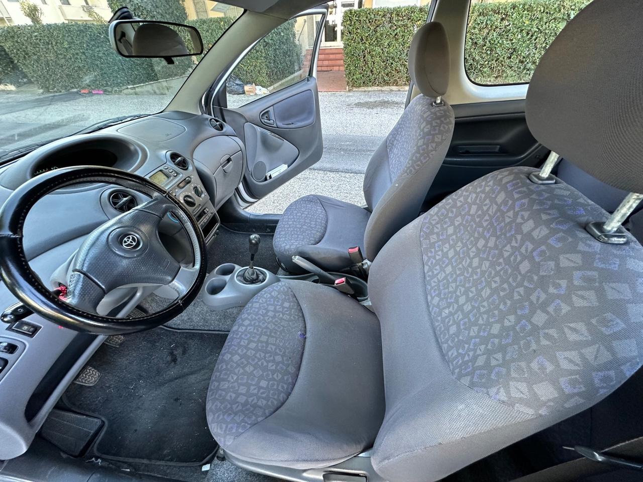 Toyota Yaris 1.3i 16V neopatentati .