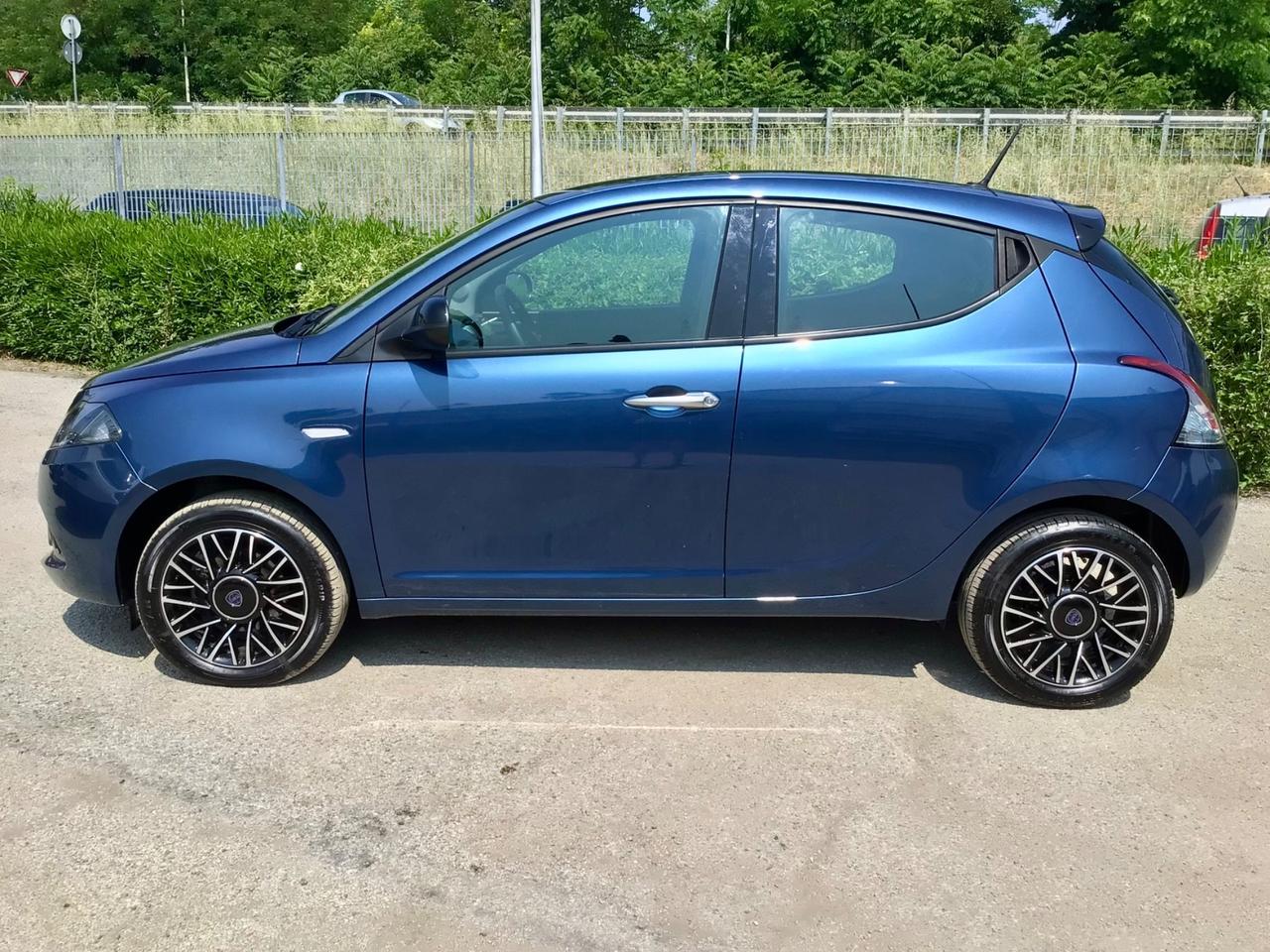 Lancia Ypsilon 1.0 FireFly 70Cv 5 Posti Hybrid Platino