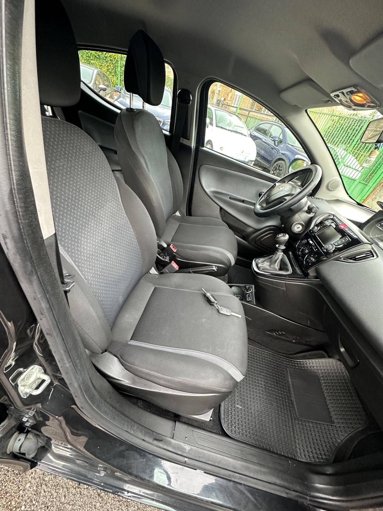 Lancia Ypsilon 1.2 69 CV 5 porte Unyca