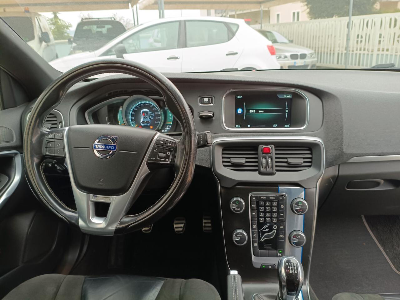 Volvo V40 D2 R-design Momentum