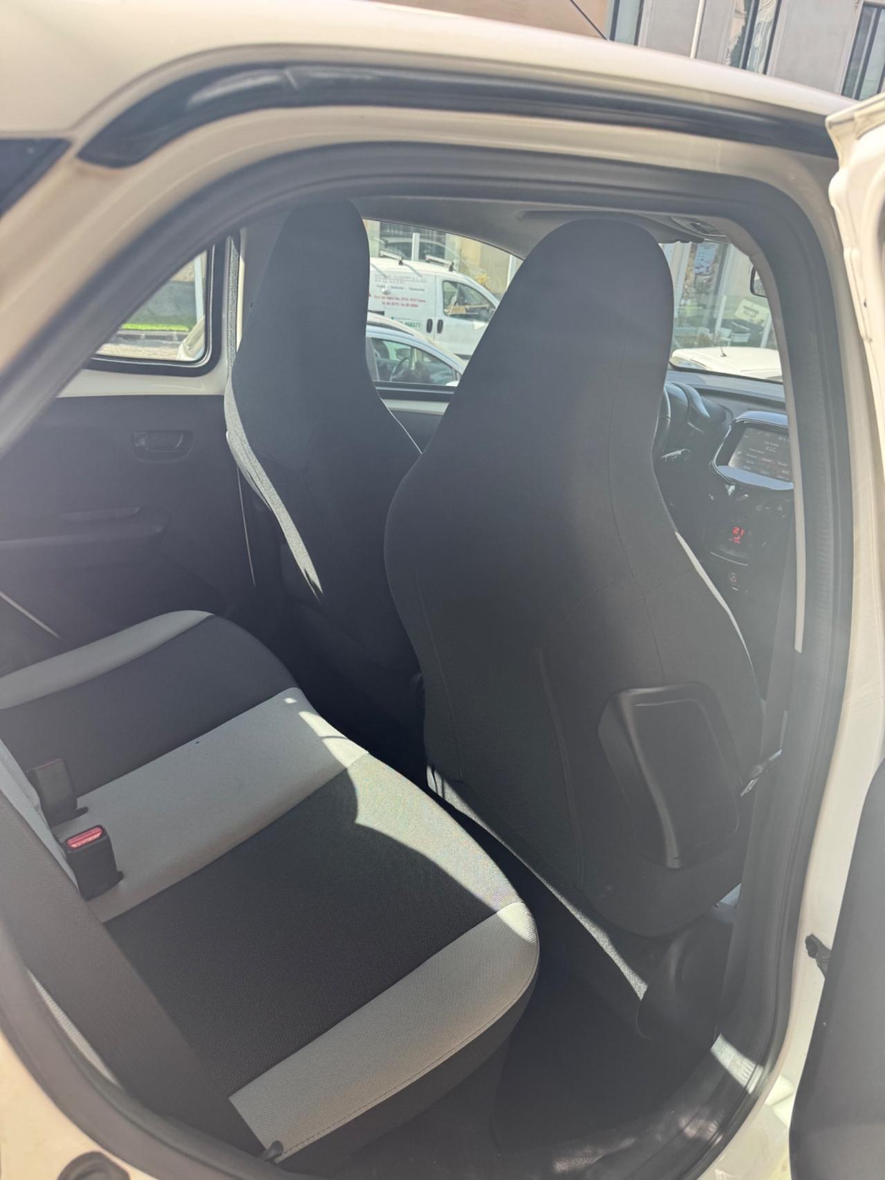 Toyota Aygo 1.0 VVT-i 69 CV 5 porte x-play MMT