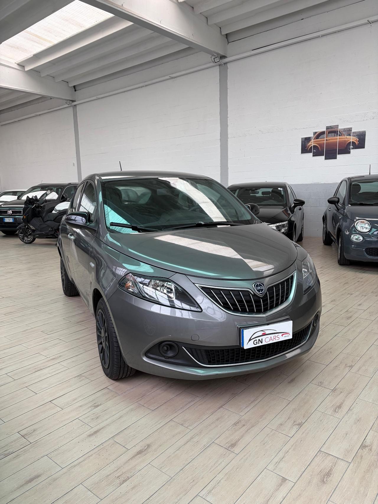 Lancia Ypsilon 1.0 Firefly hybrid silver