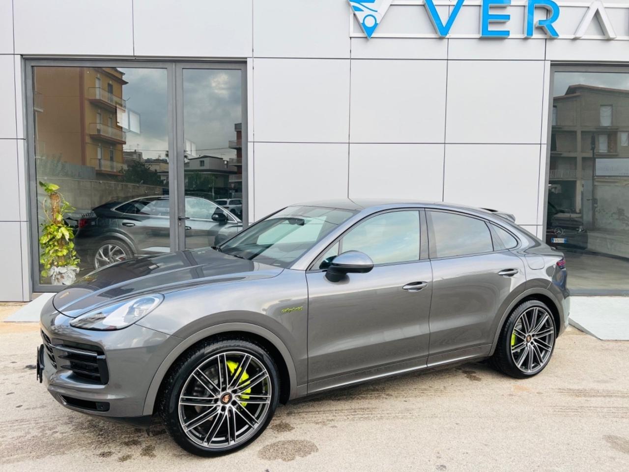 Porsche Cayenne Coupé 3.0 V6 E-Hybrid - anno 2022 - prezzo €89.900