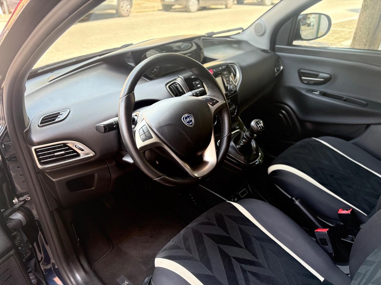 Lancia Ypsilon 1.2 69 CV 5P Gold UCONNECT Blue&Me