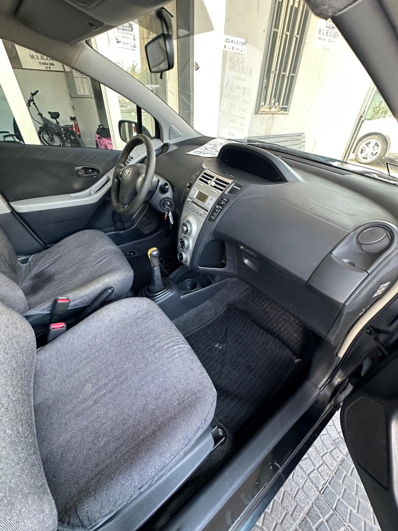 Toyota Yaris 1.3i 16V cat 5 porte Sol