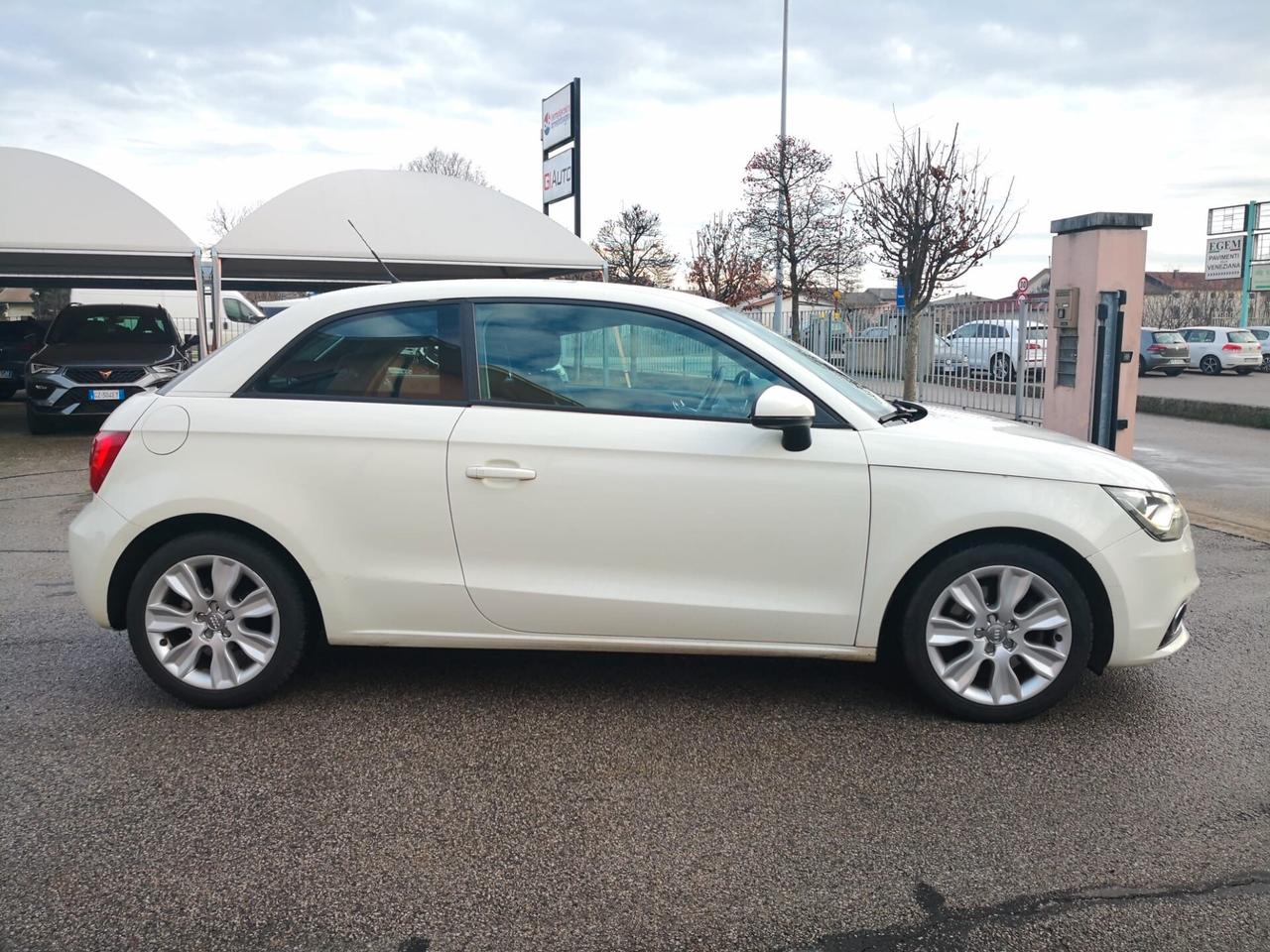 Audi A1 1.6 TDI 105 CV ***NEOPATENTATI***CIELO SCOLLATO***
