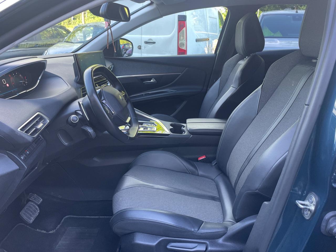 Peugeot 3008 BlueHDi 130 S&S*Automatik*Navi*Solo 54000*