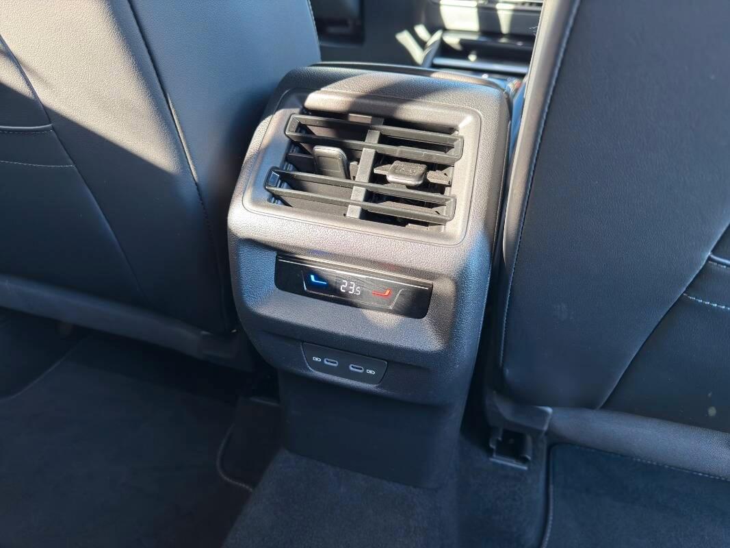 Volkswagen Tiguan 2.0 tdi R-Line 150cv dsg Con NAVIGATORE