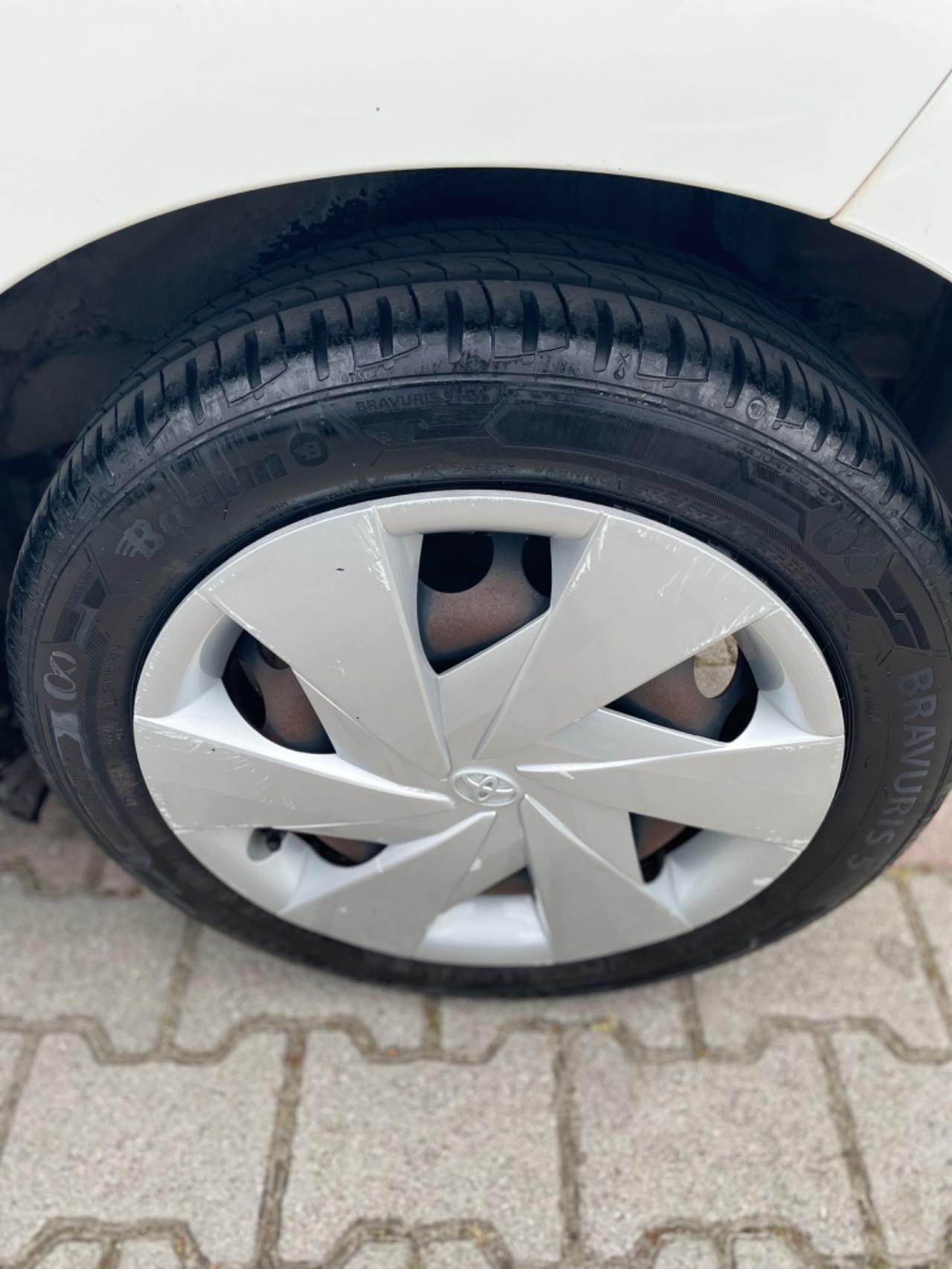 Toyota Aygo 1.0 VVT-i 69 CV 5 porte x-play TSS