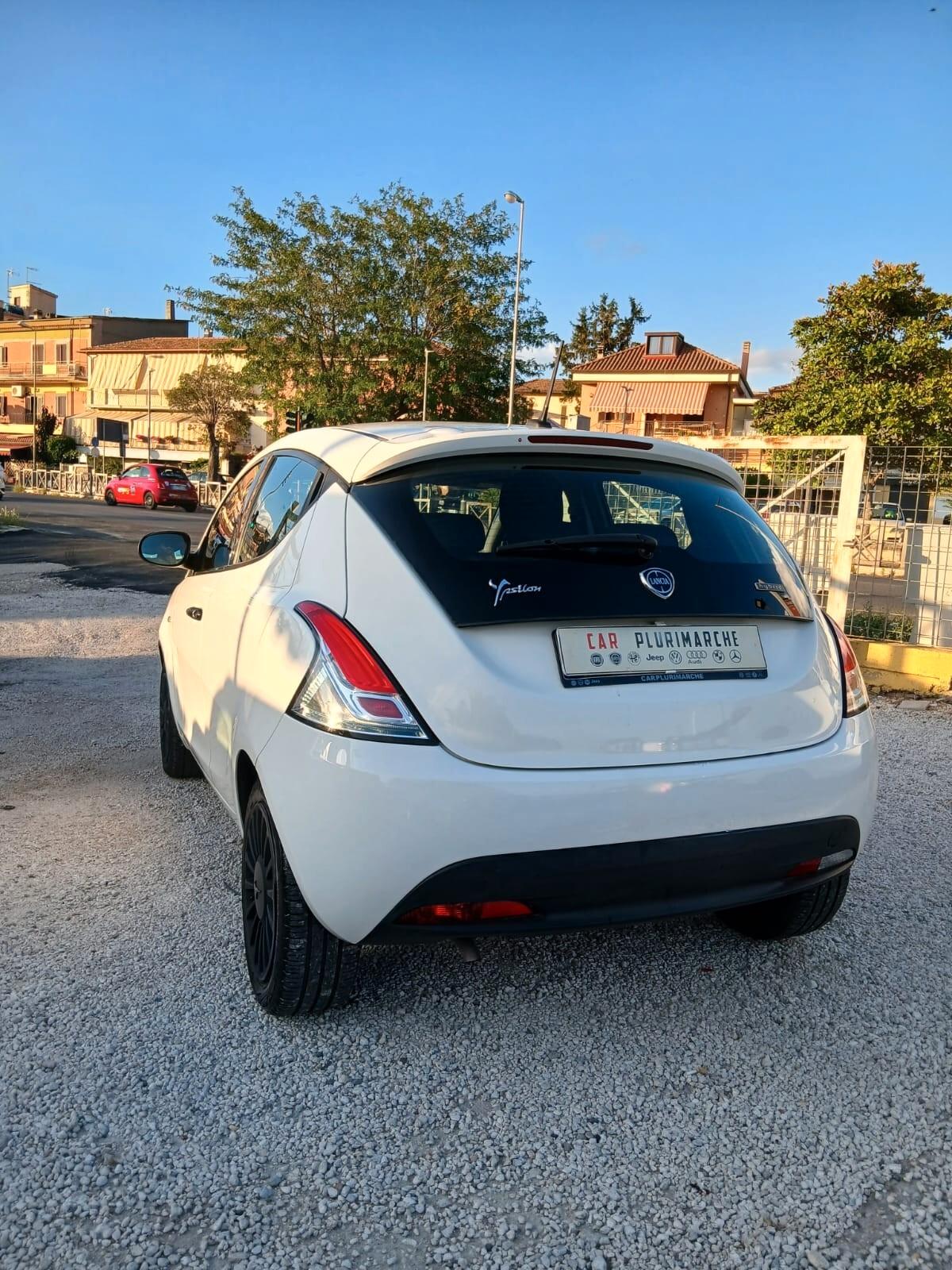 Lancia Ypsilon 1.0 FireFly 5 porte S&S Hybrid Ecochic Silver