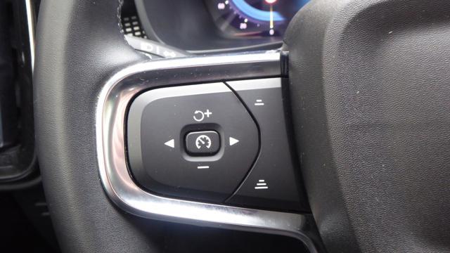 VOLVO XC40 B3 automatico Plus Dark