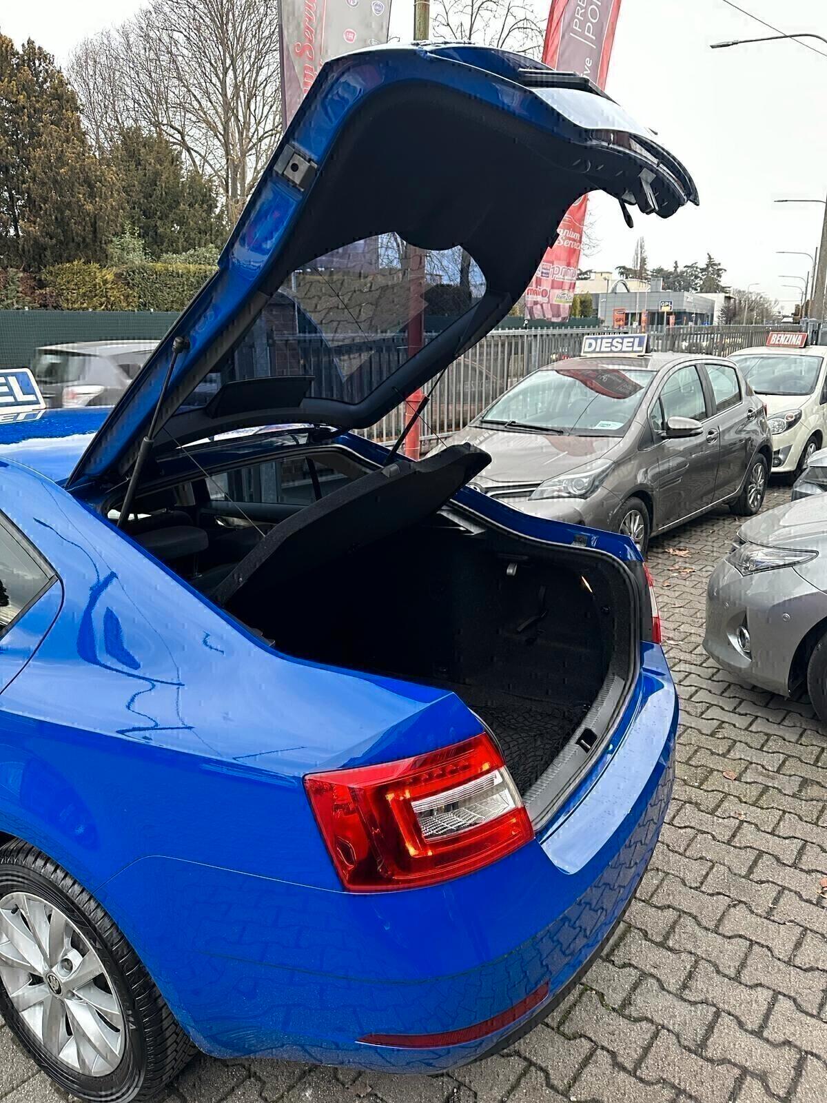 Skoda Octavia BERLINA 1.6 TDI | 115 CV | DSG | BLU METALLIZZATO |