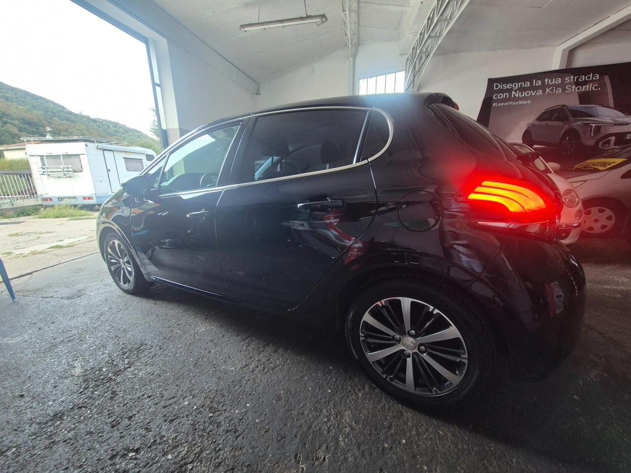 Peugeot 208 PureTech 82 5 porte Allure neo patentati