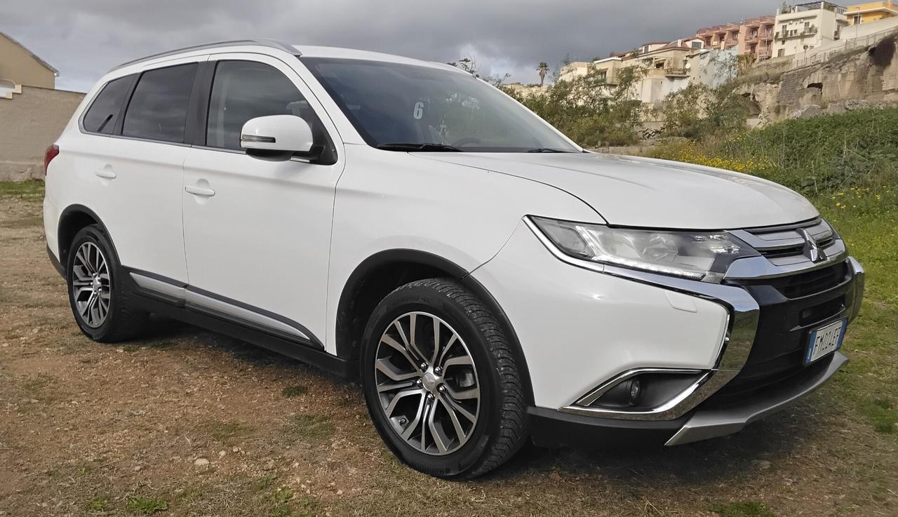 Mitsubishi Outlander 2.2 DI-D 4WD Instyle Plus SDA 7 posti