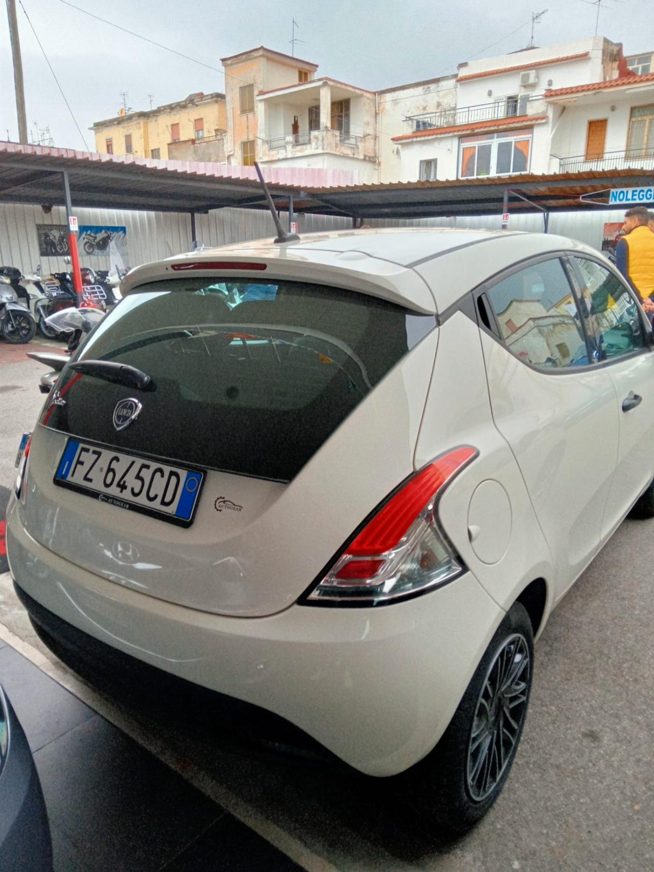 Lancia Ypsilon 1.2 69 CV 5 porte GPL Ecochic Black and Noir