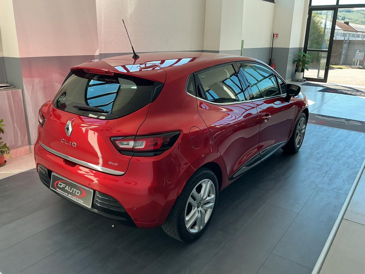 Renault Clio TCe 12V 90 CV 5 porte Moschino Intens