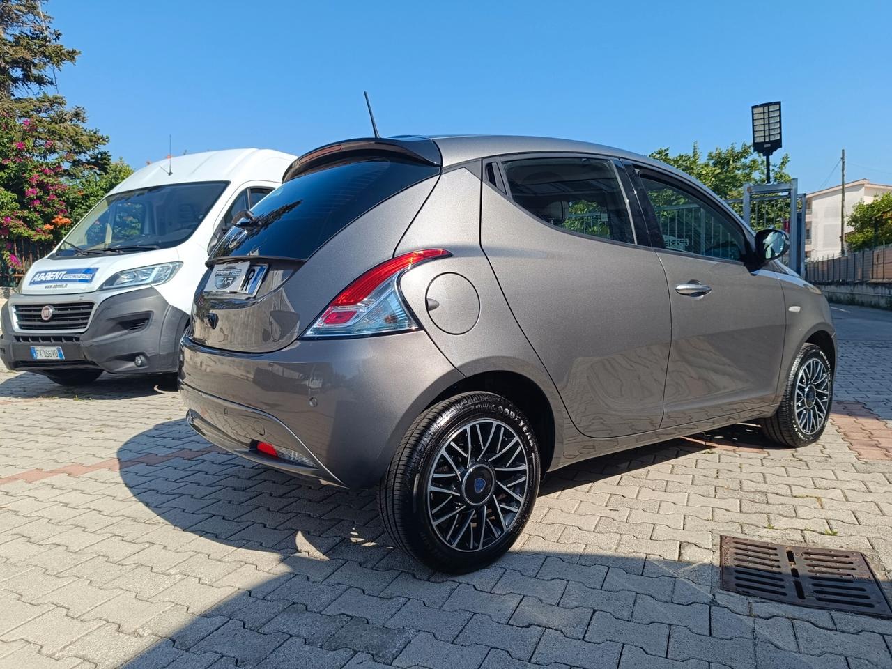 Lancia Ypsilon 1.0 FireFly 5 porte S&S Hybrid Platino