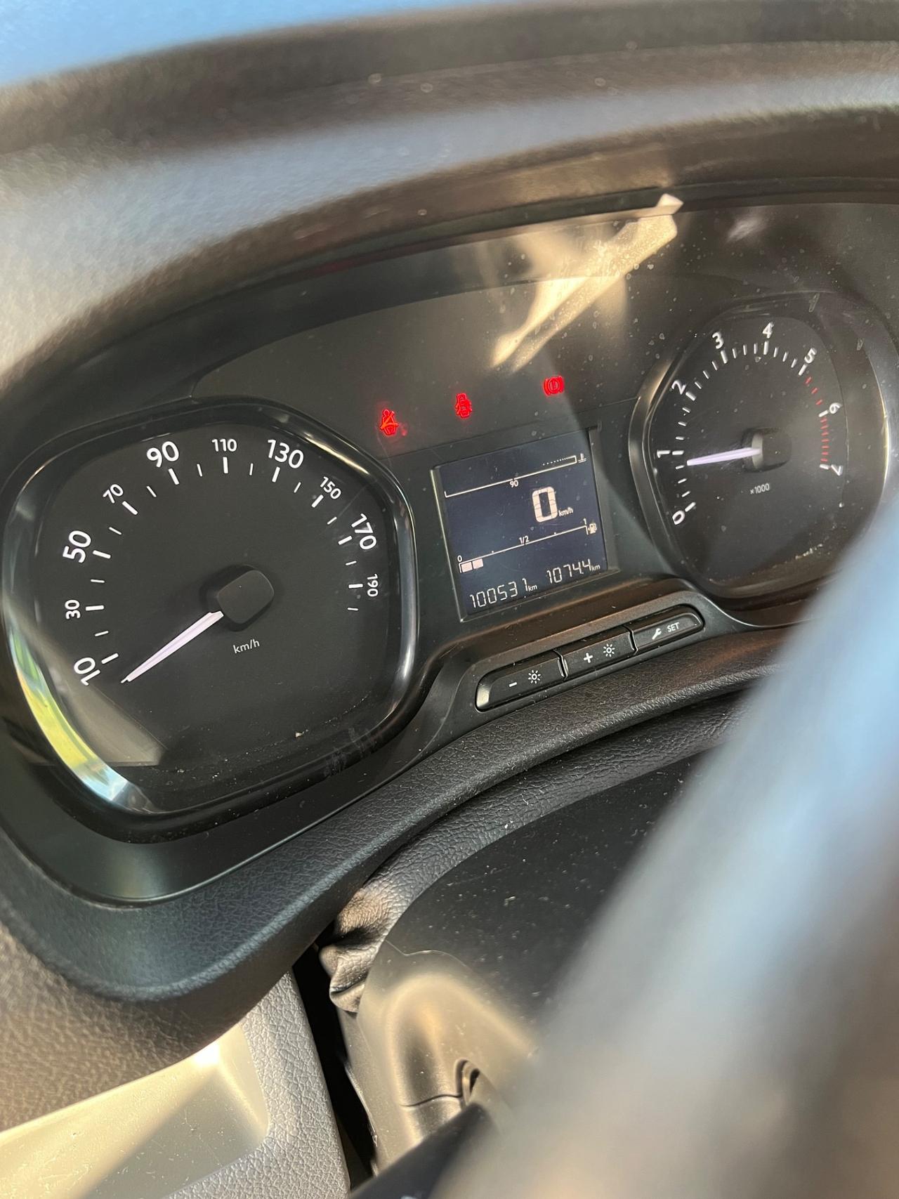 Opel vivaro del 2020 è solo 100.000 kM