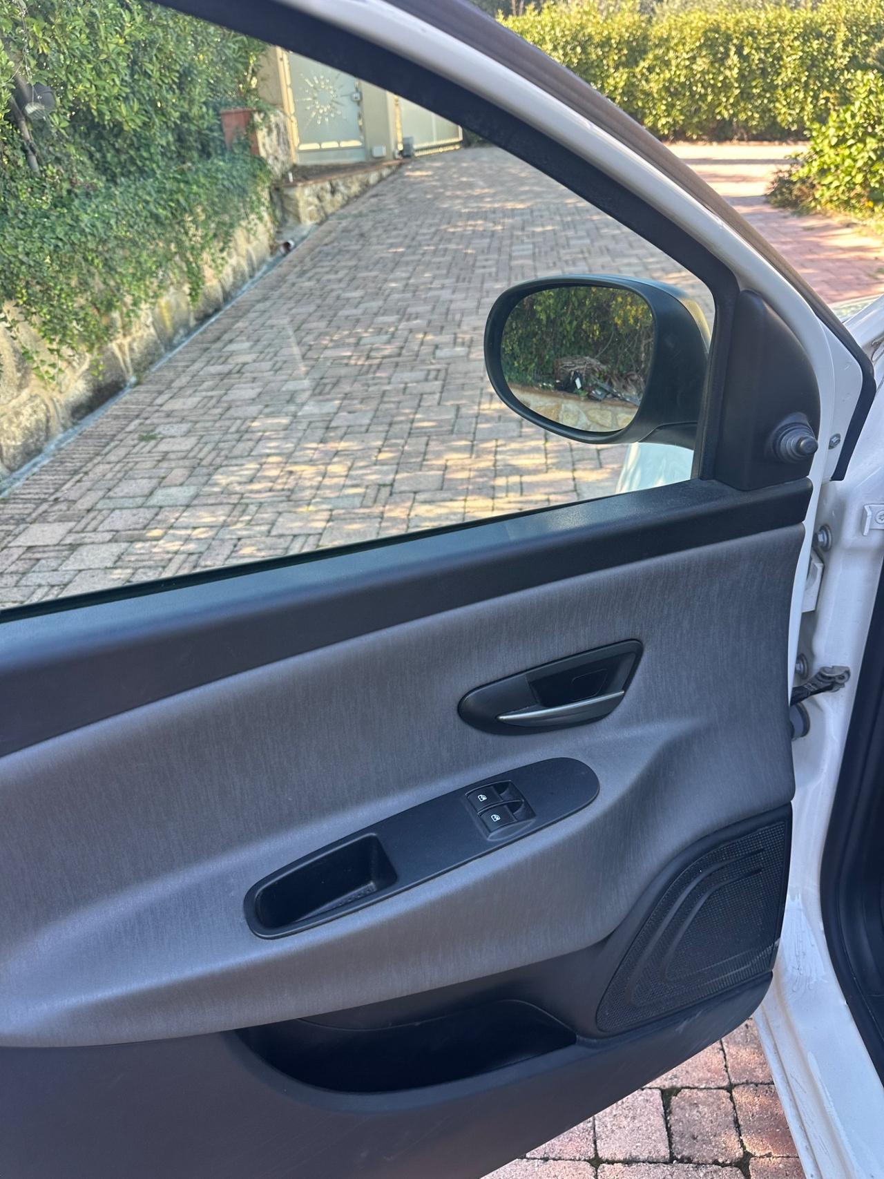 Lancia Ypsilon 1.2 69 CV 5 porte GPL Ecochic Silver