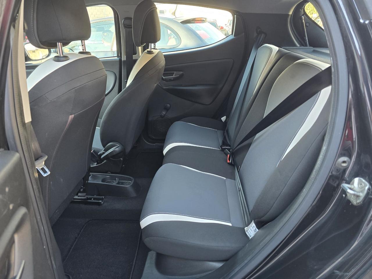 Lancia Ypsilon 0.9 TwinAir 85 CV metano full nuova 2015