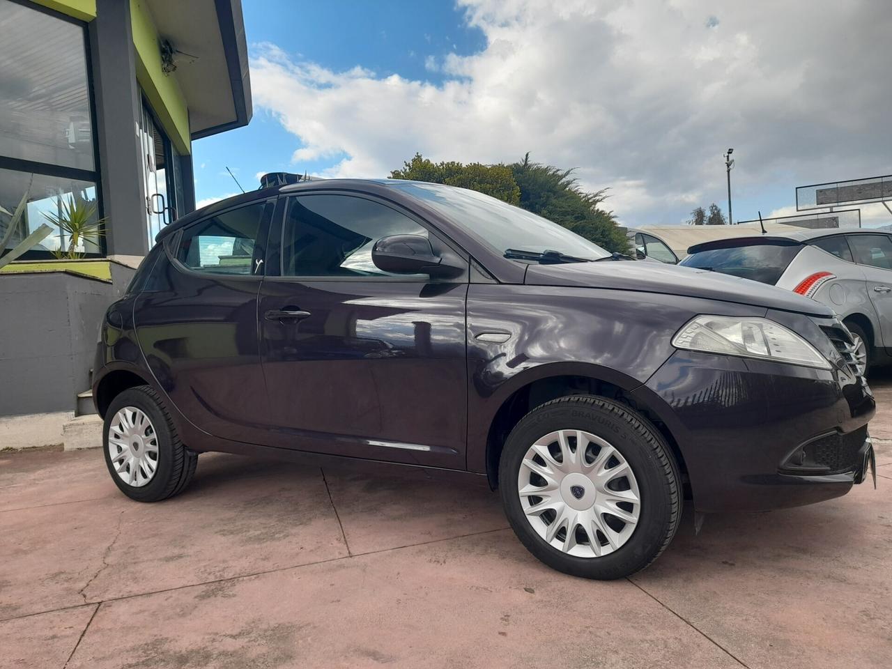 Lancia Ypsilon 0.9 TwinAir 85 CV 5 porte Metano Ecochic Silver