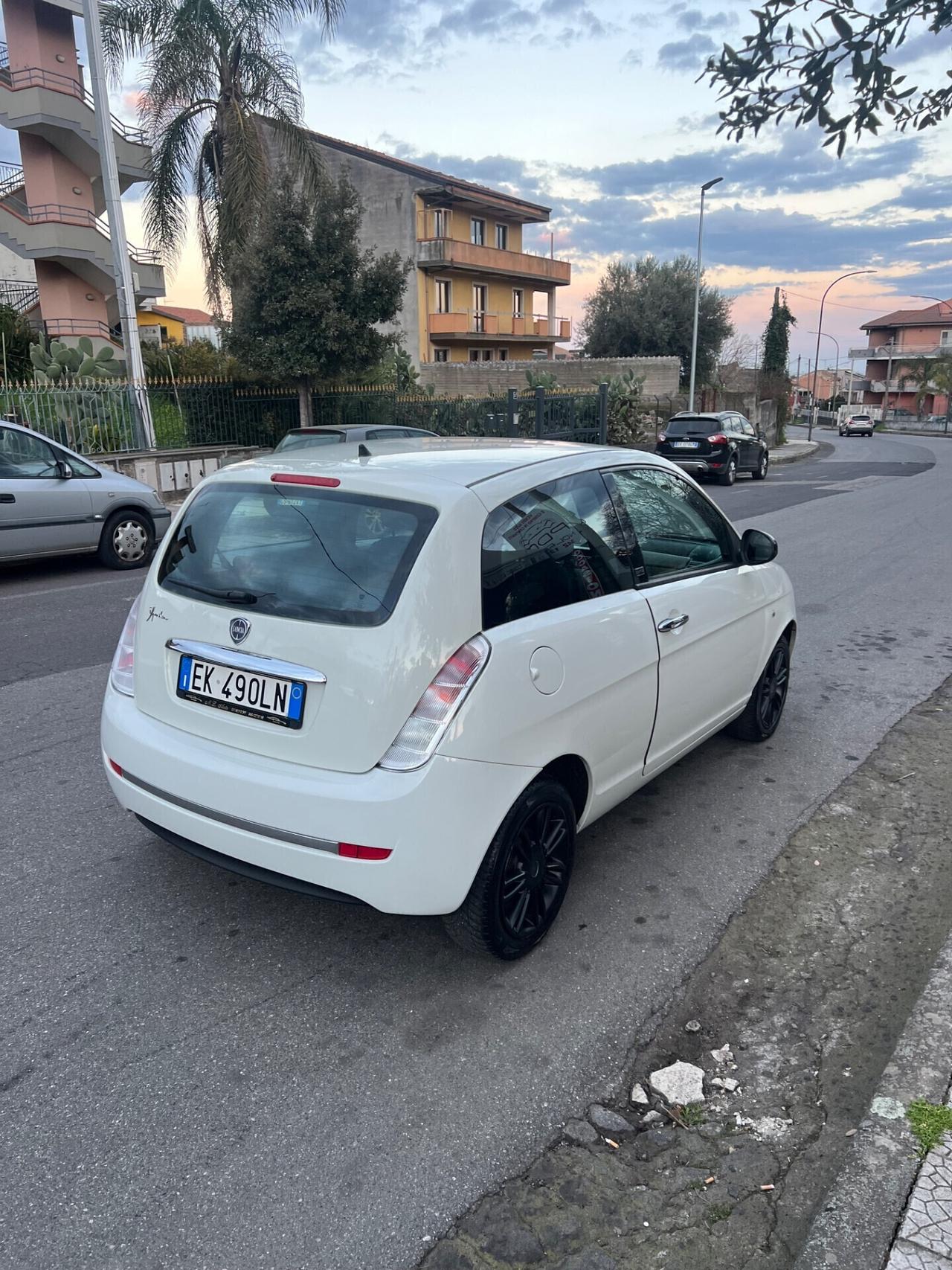 Lancia Ypsilon 1.3 MJT 75 CV Unyca