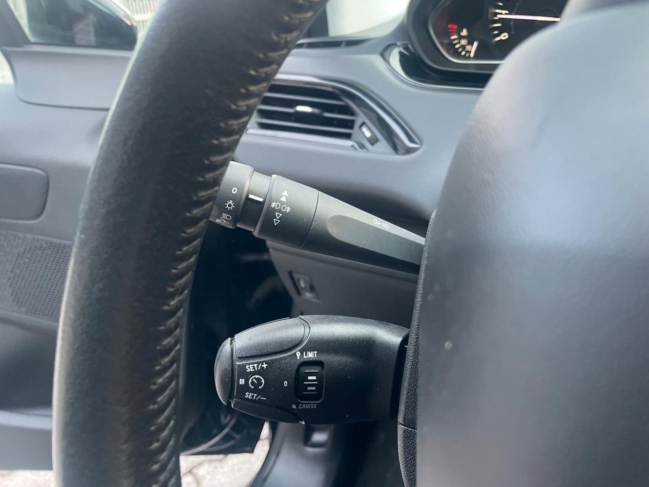 Peugeot 208 PureTech 82 5 porte Allure CINGHIA NUOVA!!!