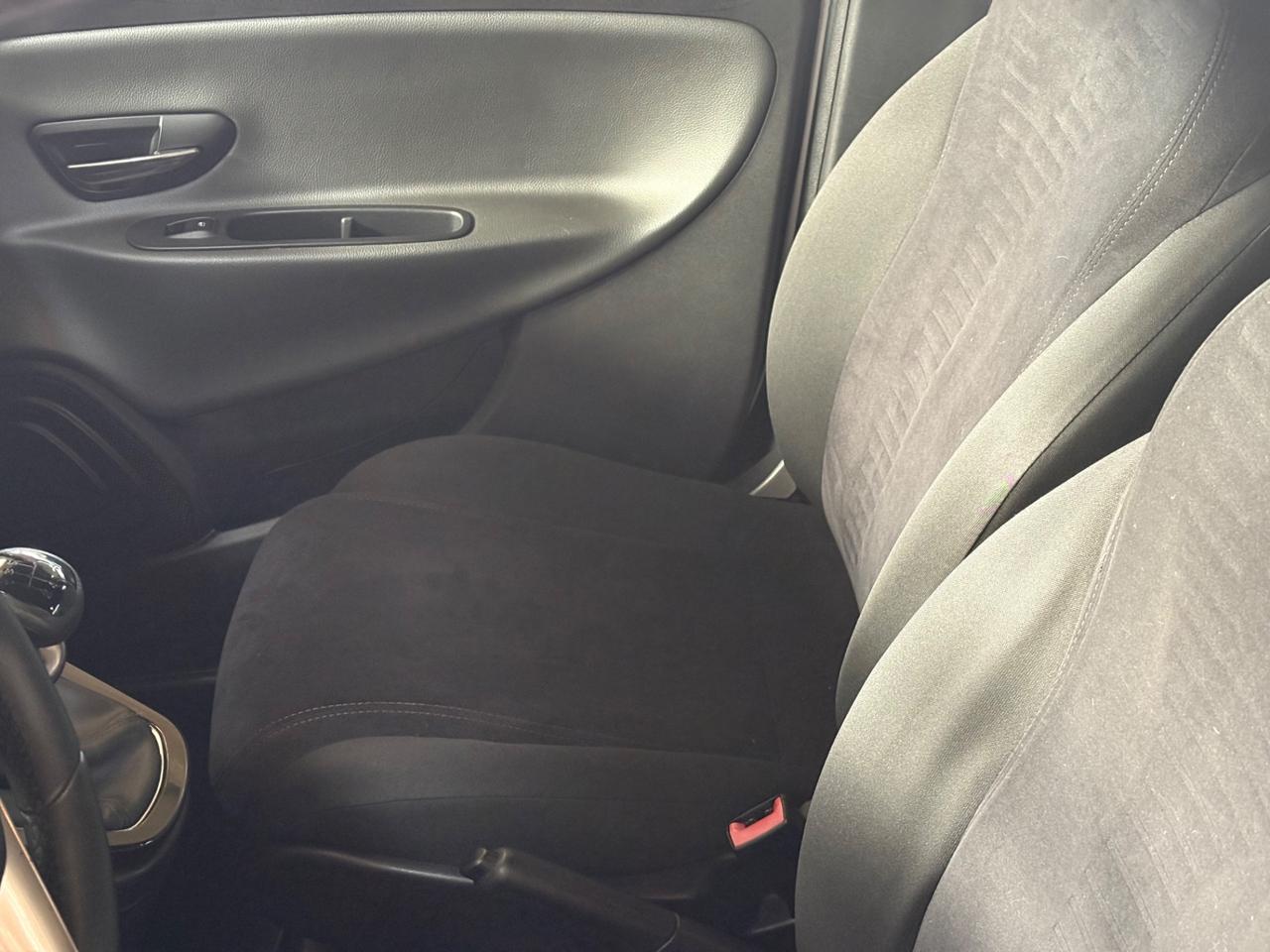 Lancia Ypsilon 0.9 TwinAir 85 CV 5 porte Metano Ecochic Silver