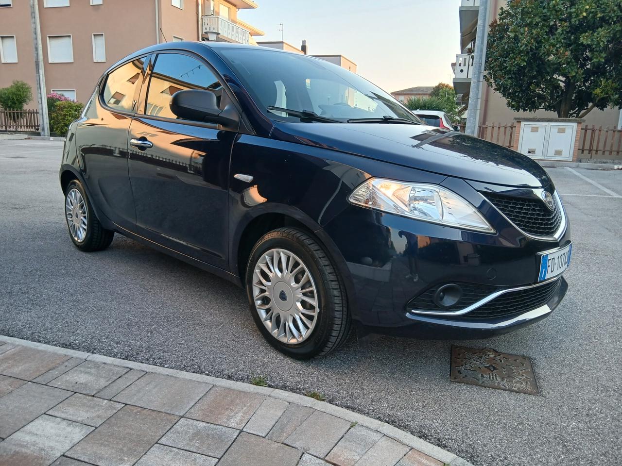 Lancia Ypsilon 1.2 69 CV 5 porte Gold tua a € 169 mese
